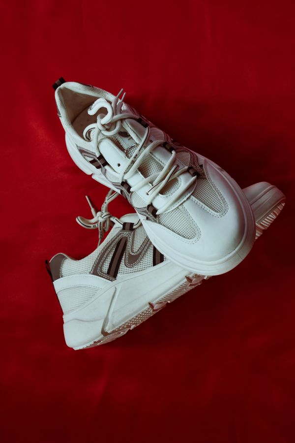 Sneakers bianche su tessuto rosso