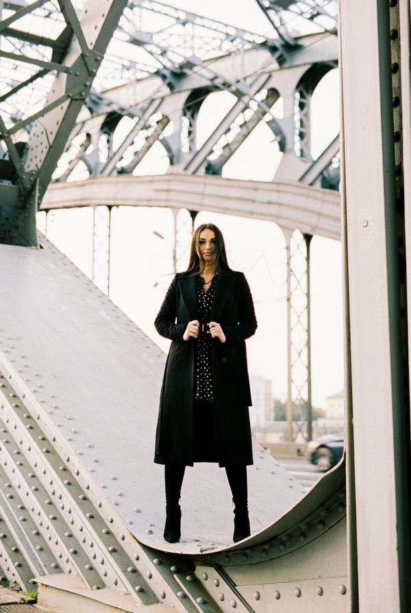 Una donna con un cappotto lungo nero